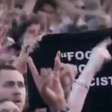 "Fogo nos Racistas": camisa do Black Pantera aparece em show do Turnstile no Lolla Chicago