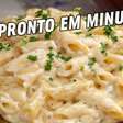 Macarrão cremoso estilo mac and cheese com bastante queijo derretido e molho aveludado