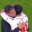 Jogo entre pai e filho no futebol uruguaio termina com lágrimas após o apito final