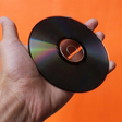 O CD parecia ter sido completamente dominado pelo streaming, mas o as vendas contam outra história