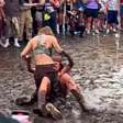 Lésbicas viralizam com briga de lama em pleno Lollapalooza Chicago