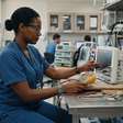Técnico em equipamentos biomédicos conserta máquinas que um hospital não pode deixar parar