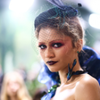 Tema do Met Gala 2027 vira polêmica na moda: hoje aos 65 anos, John Galliano é escolhido para a honraria rara; já demitido da Dior por falas racistas e antissemitas, estilista tem parceria com a Zara