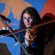 Bisneta de cirandeiro, adolescente de 15 anos diz que foi mordida por 'bichinho da música' e sonha em ser violinista