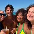 Letícia Colin curte praia com elenco de 'Quem Ama Cuida' e web reage: 'Faltou a Pilar'