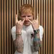 Ed Sheeran é o compositor por trás de dois hits do momento no Top 10 global: descubra quais
