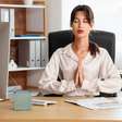 Meditação no trabalho: 5 práticas simples para melhorar o foco durante o dia
