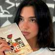 Dua Lipa autografa biografia não autorizada e reação viraliza