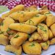 Iscas de peixe empanadas no fubá e feitas sem ovos, crocantes e sequinhas, um petisco delicioso