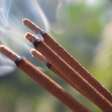 Quer afastar as energias negativas do lar? Acenda um incenso