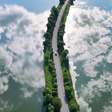 A impressionante estrada sob as nuvens na China cria uma perfeita ilusão visual de carros voadores