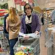 O que tem no carrinho de supermercado de uma das mulheres mais elegantes do país