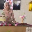 Mulher mais velha de Goiás celebra 108 anos com churrasco, bolo e muita emoção