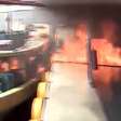 Homem corre e mulher pula em rio após barco explodir e pegar fogo no Amazonas