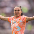 Aos 40 anos, Marta descarta aposentadoria e sonha com Copa de 2027 no Brasil