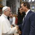 Papa recebe Matthew McConaughey e esposa brasileira após audiência no Vaticano