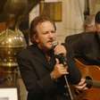 Vídeos: Eddie Vedder, Bono e mais celebram Glen Hansard em seu funeral