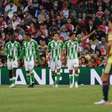Com golaço de Deossa, Betis vence um alternativo Arsenal