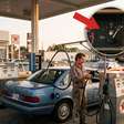 Em 1986, um homem estacionou no lado errado do posto de gasolina; naquele dia, ele resolveu um problema para todos os motoristas que viriam depois
