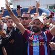 Torcida do Trabzonspor vai à loucura na chegada de Mohamed Salah