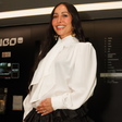 Sabrina Sato esbanja estilo na gravidez com gola laço e saia com camadas de babados