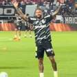 Neymar provoca torcedor na saída do gramado: "Beijo pra tua mulher"