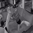 Luiza Ambiel desmaia em casa e é socorrida pela filha; assista ao vídeo