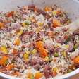 Arroz turbinado com toscana e carne seca feito numa panela só, para uma refeição completa e saborosa