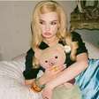 Kim Petras não corrige fã que disse que Taylor Swift e sombr arruinaram a indústria