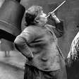 Os curiosos métodos que as pessoas usavam para acordar antes da invenção dos despertadores - e dos celulares