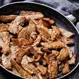 Por que a carne gruda na panela? Descubra como evitar