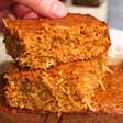Bolo quebra queixo com calda incrível de coco caramelizado, para um café da tarde especial