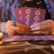 Os Enamorados no Tarô: carta revela sinais para o amor