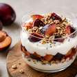 Sobremesa de ameixa com iogurte natural: receita saudável, cremosa e pronta em minutos