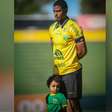 Jogador do Ypiranga FC fez homenagem ao entrar com filho em campo meses antes da morte da criança