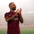 Salah ganha festa surreal ao ser apresentado à torcida do Trabzonspor na Turquia