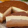 Sobremesa de chocolate estilo torta de três chocolates, para receber muitos elogios no Dia dos Pais