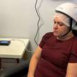 Capacete com luz infravermelha feito no Brasil pode auxiliar no tratamento da depressão, enxaqueca e Alzheimer