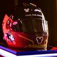 Capacete da Disney assinado por todo o grid da F1 bate recorde em leilão beneficente