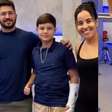 Menino de 11 anos que perdeu a perna em ataque de tubarão dá primeiros passos com nova prótese
