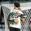 Coritiba vence a Chapecoense em jogos com lesões e lance inusitado