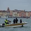 Barco pega fogo na Lagoa de Veneza e deixa duas pessoas feridas