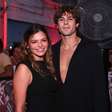 Até parece casal da Netflix: com look preto chic, Luana Maia, irmã de Bruna Marquezine, beija muito o namorado Lucca Picon em evento no Rio. Veja fotos!