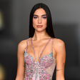 Cristal cravejado no pé! Parecem uma joia, mas são os novos tênis floridos e maximalistas da marca britânica dos anos 60 na cor 'primavera luxuosa' que vão rejuvenescer os seus looks