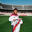 Thiago Almada chega à Argentina e assina contrato com o River Plate