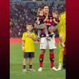 Flamengo presenteia criança que emocionou o país com relato no Dia dos Pais; vídeo