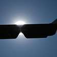França se prepara para observar eclipse solar quase total; óculos especiais se esgotam nas lojas