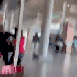 Vídeo mostra teto de aeroporto desabando e passageiros correndo durante terremoto na Colômbia