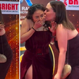 Atriz indiana é beijada à força por uma fã durante tapete vermelho