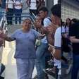 Merendeira ganha corredor de aplausos de estudantes e buquê de flores ao se aposentar de escola em Pernambuco